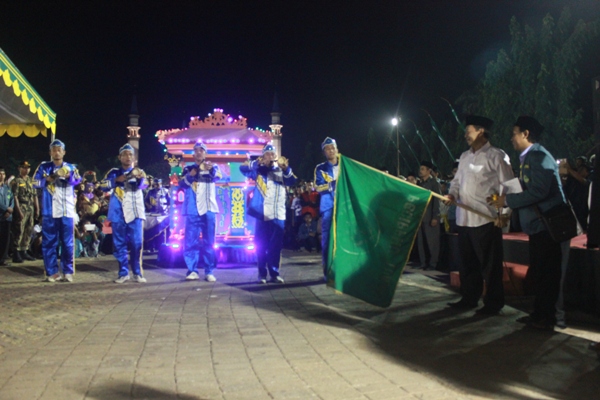 SENI RAKYAT : Bupati Tuban Fathul Huda saat Memberangkatkan Peserta Festival Tongklek
